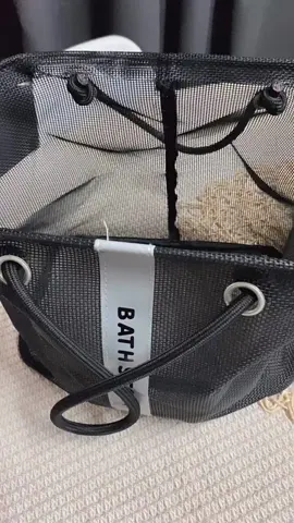 Bag serbaguna ni banyak function..yang saya pakai size besar,letak banyak barang pon masih ada ruang lagi