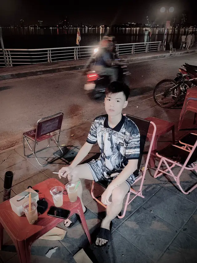 bức tranh vốn dĩ là màu tối, được vẩy vài vệt sáng lại cứ ngỡ là bình minh