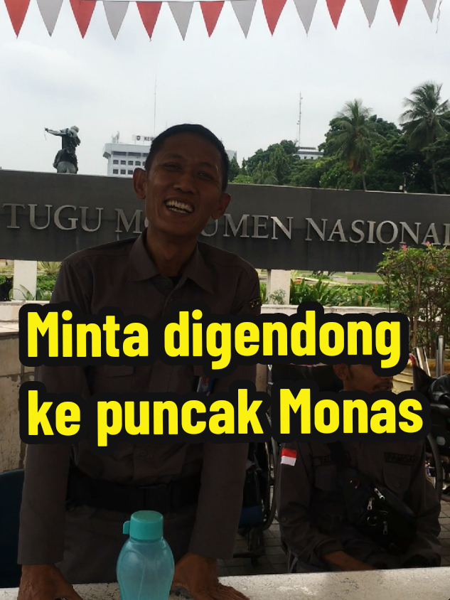 Monas luas banget, cape juga muternya. Makanya minta digendong sampe ke puncak Monas 😄😄 Terimakasih buat Abangnya yang telah merespon gw dengan asyik dan santai. Pokoke sukses terus ya Bang dan lancar rejekinya 😊🙏 #fyp #lewatberanda #fypage #viral #monas 