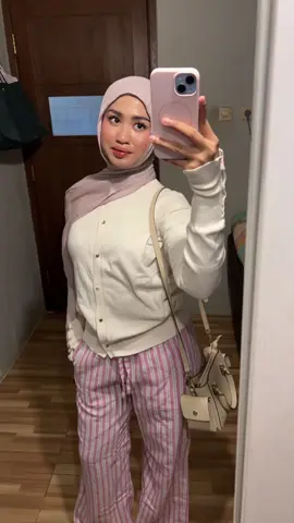 gemesss banget kannn kalau pake #stripepants 😍 apalagi pinkiess gini💗🌷🩰 #fitcheck  . . . . . . #OOTD #cardigan #ootdhijab 