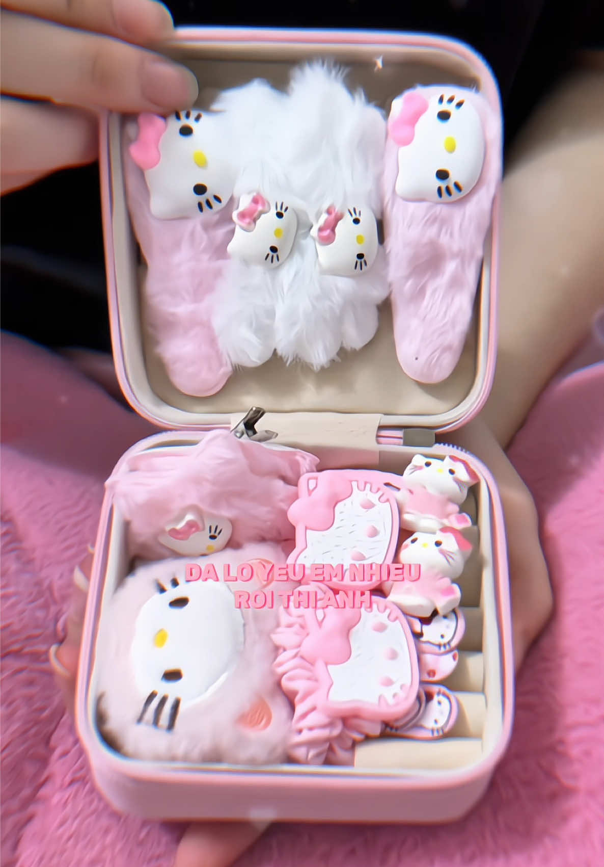 Quà cho em bé ngoan <3 #hellokitty #setquatang #viral #keptoc 