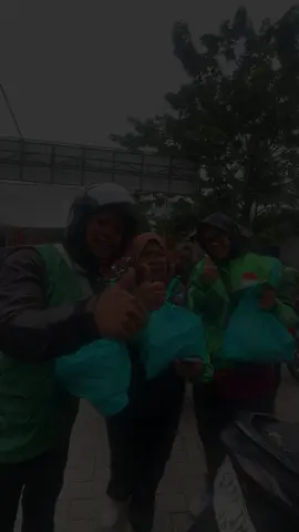 . Alhamdulillah, hari ini saya bisa berbagi sembako dan helm untuk para sahabat ojek online di cabang Nasi Kulit Mak Igun Jakarta Barat.  Terima kasih untuk semua yang sudah hadir dan tetap tertib selama acara berlangsung. Semoga kegiatan ini bisa membawa manfaat dan keberkahan, serta menjadi awal dari rangkaian kegiatan berbagi yang akan berlanjut di cabang-cabang Nasi Kulit Mak Igun lainnya.  #NasiKulitMakIgun  #NasiKulitMakIgunJakbar  #BerbagiBersama  #OjekOnline #JakartaBarat 
