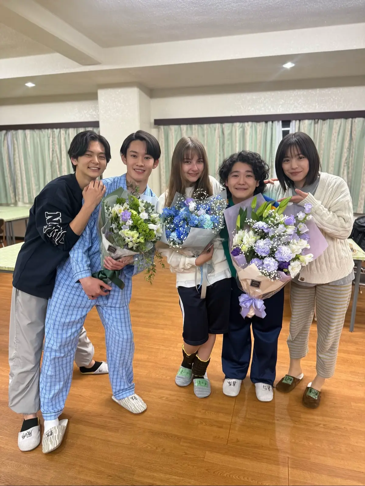 与野草太 役、 #山時聡真 さん 村田千江莉 役、 #嵐莉菜 さん 奥山春馬 役、 #高村佳偉人 さん！ クランクアップおめでとうございました！！ チーム梅園、3人揃ってクランクアップ✨
 パジャマでクランクアップ…😏梅園らしい😂 #ちはやふる ーめぐりー🌸
