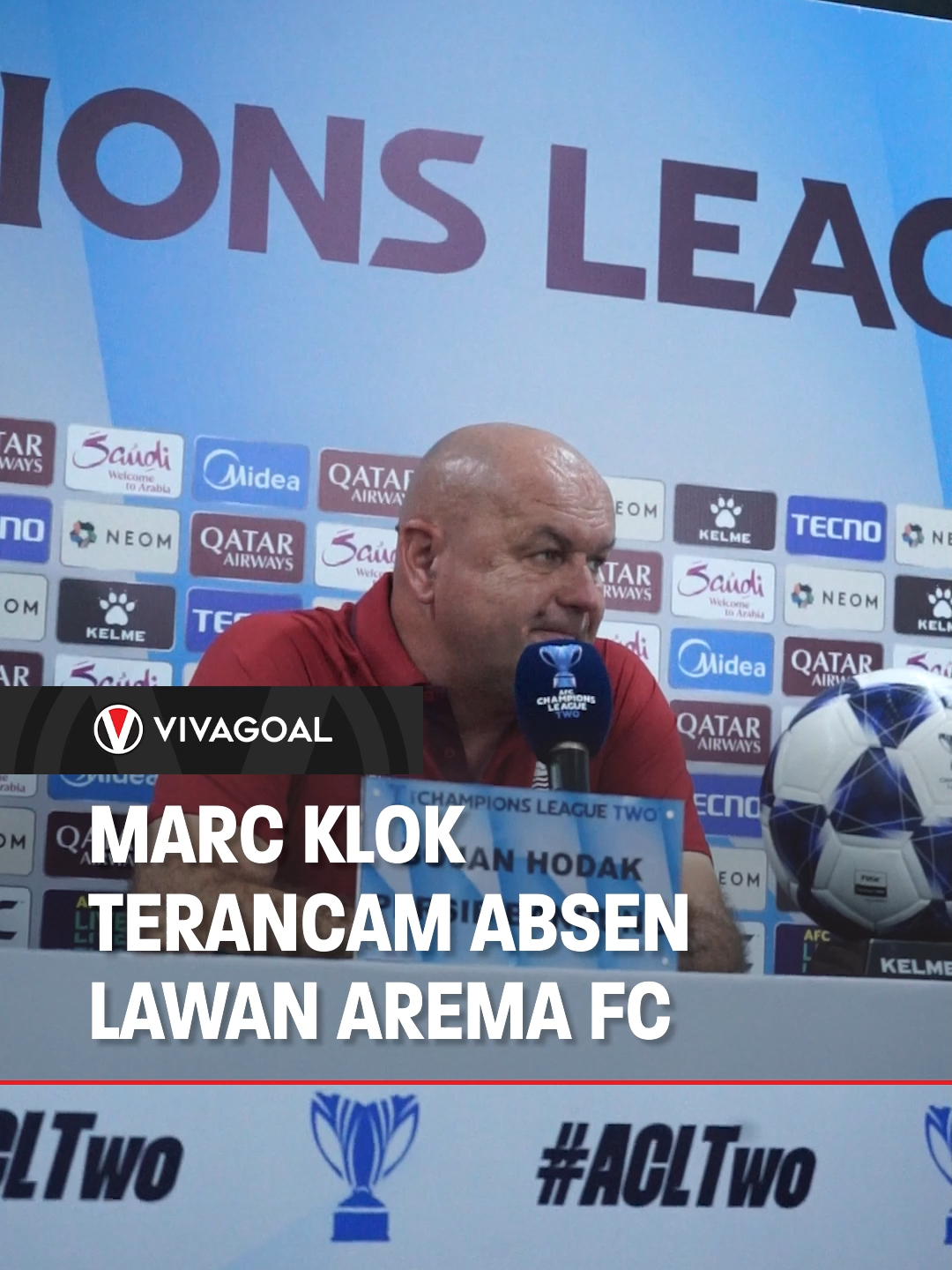 Pelatih Persib, Bojan Hodak menyebut jika Marc Klok terancam harus menepi saat melawan Arema dalam lanjutan Super League 2025/26. Klok mengalami cedera di laga melawan Lion City Sailors kemudian digantikan Thom Haye di akhir babak pertama. Apakah kehilangan Marc Klok akan mempengaruhi permainan Persib, Vivamania?🤔 #persibbandung #bobotoh #vivagoal #persib
