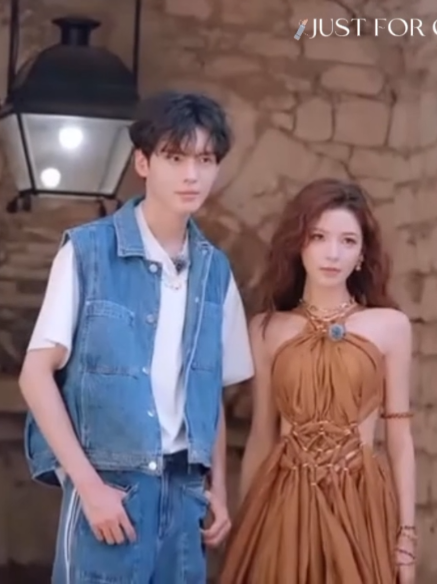 Em gái Chiêu Chiêu ngủ chung phòng với chị lâu quá nên cũng hiểu ý chị vô cùng =))) Đoán ngay chị gái chủ động chụp hộ em gái và Nhan An là để mở đường nhờ chụp luôn hộ mình và Bevan mà.  Tự nhiên kêu em gái chụp cho 2 anh chị thì kiểu gì cũng bị chọc nên làm cách này là đỡ ngại nhất, chỉ là tiện tay cũng chụp 1 tấm thôi mà 😌 Thật ra nhìn phản ứng của Chiêu Chiêu cũng hiểu được mqh của 2 sếp rồi, vì Chiêu Chiêu khá thân với Yci, lại còn là chị em tâm sự hàng đêm, có chuyện gì của nhau mà không biết.  Nếu 2 anh chị trong sáng thì em gái sẽ không bao giờ trêu, nhất là Chiêu Chiêu lanh lợi thông minh EQ cao như vậy, không việc gì phải đẩy chị mình vào thế khó, đi ship 2 người không thích nhau, lại còn làm tổn hại danh tiếng của bên nữ, cụ thể là chị gái thân thiết của ẻm cả.  Bạn nữ thân thiết với nhau đương nhiên hiểu nhau nhất, bảo sao hôm trước đi Hồ Nam, 2 anh chị nửa đêm ra ngoài uống rượu nhưng còn đặc biệt dẫn thêm em gái Chiêu Chiêu để thành buổi hẹn 3 người cho đỡ gây chú ý =)))))) [Paris Partners | TẤT VĂN QUÂN X TRƯƠNG DƯ HI] #fyp #Cbiz #TatVanQuan #TruongDuHi #Doimattriumen 