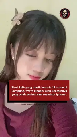 Kasus pembvnvhan tragis terjadi di Lampung Tengah. Seorang pria berinisial Suryadi yang berusia 42 tahun dan juga telah beristri tega menghabisi ny*wa pacarnya, seorang siswi SMA berinisial ADR yang masih berusia 15 tahun. Peristiwa ini bermula ketika korb*n meminta pelaku membelikannya sebuah iPhone seharga sekitar Rp 8 juta. Pelaku hanya sanggup memberikan Rp 3 juta, namun uang tersebut justru dilempar korban ke wajahnya. Hal itu memicu pertengkaran hebat antara keduanya. .. Menurut Kapolres Lampung Tengah, AKBP Alsyahendra, pelaku sempat kewalahan melawan korb*n yang diketahui memiliki kemampuan bela diri. Dalam kondisi emosi, Suryadi mengambil sebatang kayu dan memvkvl korb*n berkali-kali hingga tak sad*rkan diri. Korb*n kemudian tew*s di tempat. Tak berhenti di situ, untuk menghilangkan jejak, pelaku membuang jas*d korban ke aliran sungai di Kampung Gunung Batin Udik, Kecamatan Terusan Nunyai, pada Senin (15/9/2025). .. Jas*d ADR baru ditemukan dua hari kemudian, Rabu (17/9/2025), setelah pelaku akhirnya mengaku kepada istrinya mengenai perbuatannya. Usai kejadian, Suryadi bahkan sempat mengancam akan mengakhiri hidup dengan menengg*k racvn tikus, namun berhasil digagalkan oleh keluarga. Polisi segera mengamankan pelaku dan menetapkannya sebagai tersangka pembvnvhan. .. Dokumentasi yang tak bisa tayang di Instagram terkait kasus ini, bisa kalian lihat di CHANNEL TELE ATMIN YA! JOIN TELE ATMIN GRATIS TANPA BAYAR.  .. #WowCreepyID #Fyp #foryoupage 