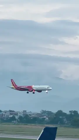Airbus A321 của VietjetAir VJ460 từ Phú Quốc hạ cánh tại sân bay Nội Bài.#airbus#a321#noibaiinternationalairport#vietjet.  