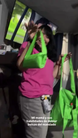 Jajajaja aprendió a doblar bolsas de mandado en tiktok  Te amo Mimi 💕  #madre #hija #fyppppppppppppppppppppppp #humor 
