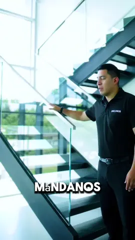 ¿Sabías que el policarbonato sólido es hasta 50 veces más resistente que el vidrio templado y, aun así, es más económico? Soporta granizo, golpes e impactos fuertes sin romperse, con una vida útil de hasta 20 años. Y si llegara a romperse, lo cual es casi imposible, no genera fragmentos peligrosos como el vidrio, dándote seguridad total. Por eso es la elección ideal para escuelas, hospitales, negocios y tu hogar. En Decoros, encuentras garantía y calidad real para proteger lo que más valoras. 💡 Haz tu proyecto más fuerte, seguro y moderno con policarbonato sólido. 📲 Contáctanos hoy mismo en Decoros y pide tu cotización.”