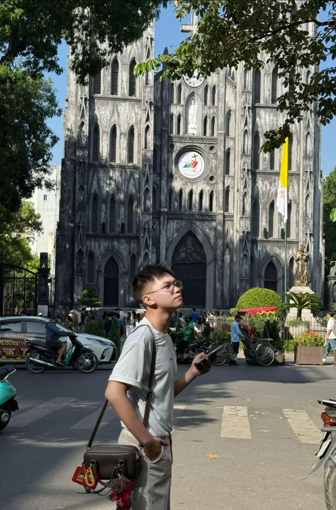 Địa điểm: nhà thờ lớn Hà Nội Các bạn có thể ngồi ở các quán cà phê quanh nhà thờ nè, tui ngồi ở chỗ 26 nhà thờ á, trước đối diện nhà thờ lun chill lắm lun, nên đi sớm 6-7h sáng để thời tiết mát mẻ hơn nha mà nó cũng đỡ đông á🥹🥹🥹#tteedidaudo #checkin #hanoi #muathuhanoi #nhatholonhanoi 