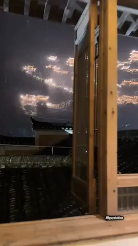 Vọng Tiên Cốc ở Giang Tây, Trung Quốc, nổi tiếng với cảnh quan thiên nhiên kỳ vĩ như thác nước, núi non, và kiến trúc độc đáo gồm những ngôi nhà cổ treo trên vách đá. Nơi đây được ví như 