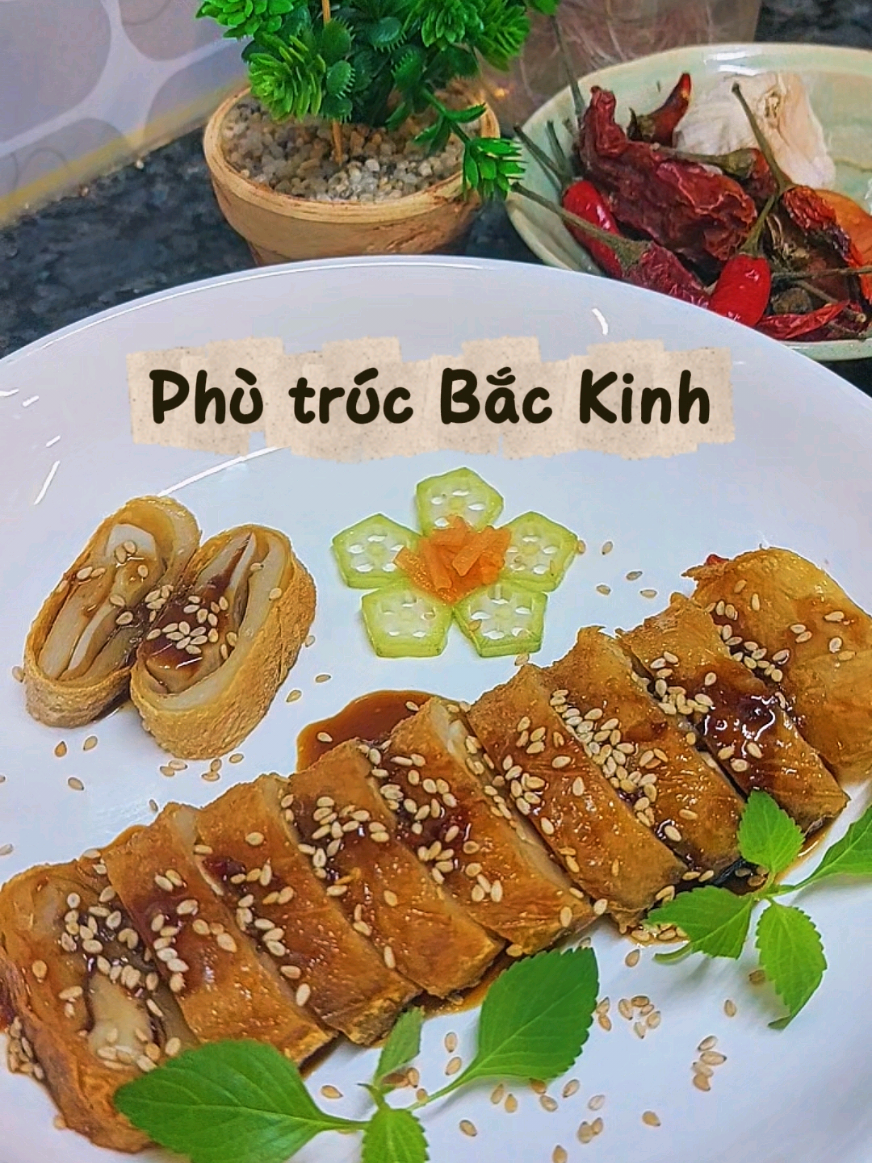 Phù trúc còn được gọi là tàu hũ ki hay váng đậu, là sản phẩm làm từ đậu nành. Đây là lớp mỏng được hình thành trên bề mặt của sữa đậu nành đang nấu sôi. Phù trúc - một sản phẩm cực kì giàu đạm và chất béo. #chualanh #monchay #monngontainha #anchay 