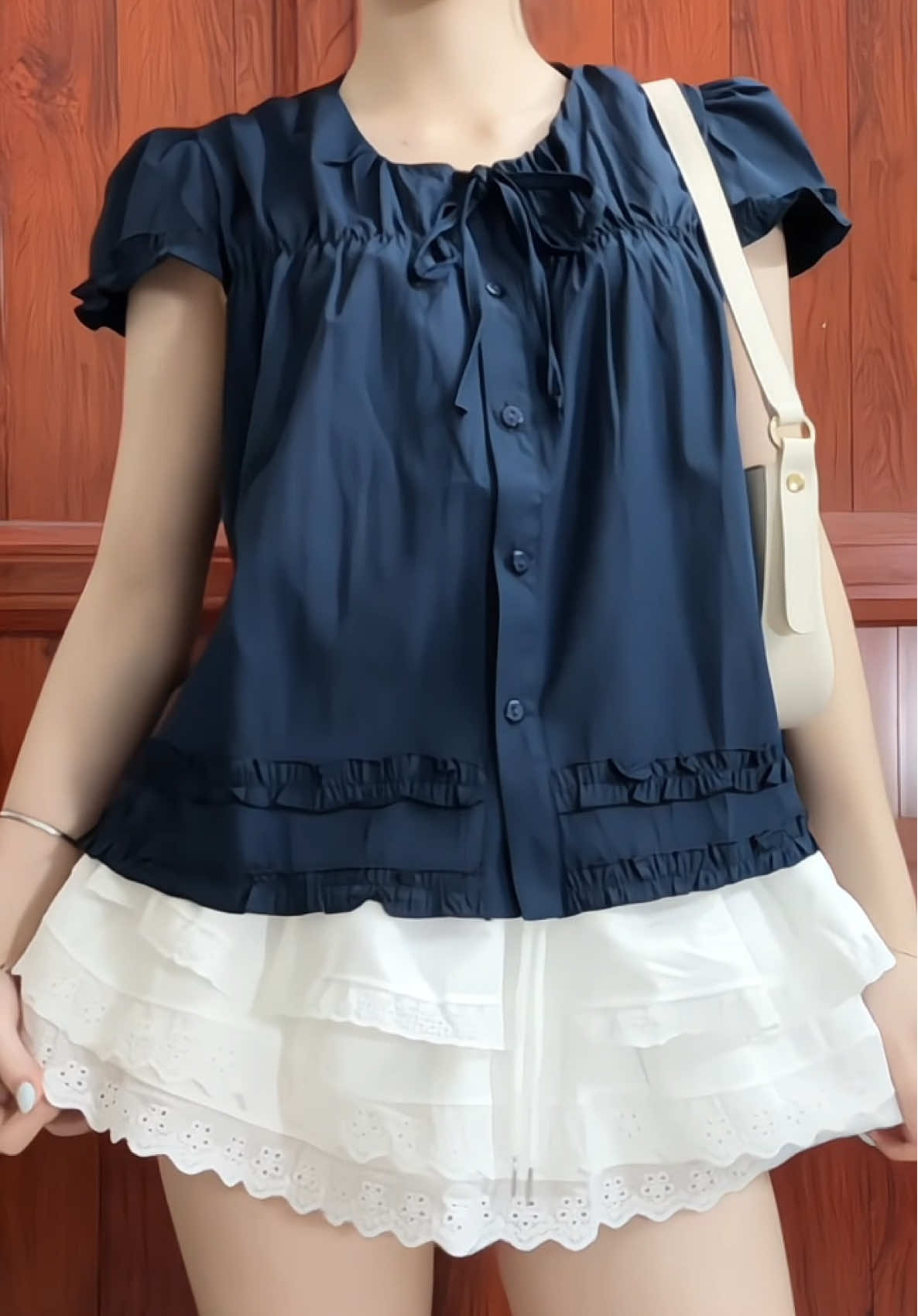Áo này phối gì cũng okela#outfit #xuhuong #aokieu 