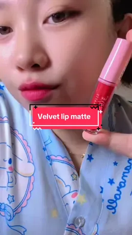 Sesekali mesti pake yang merah merona gini kali yaa @Saniye Beauty Store #saniye #saniyecosmetics #lipmatte #velvetlipmatte 