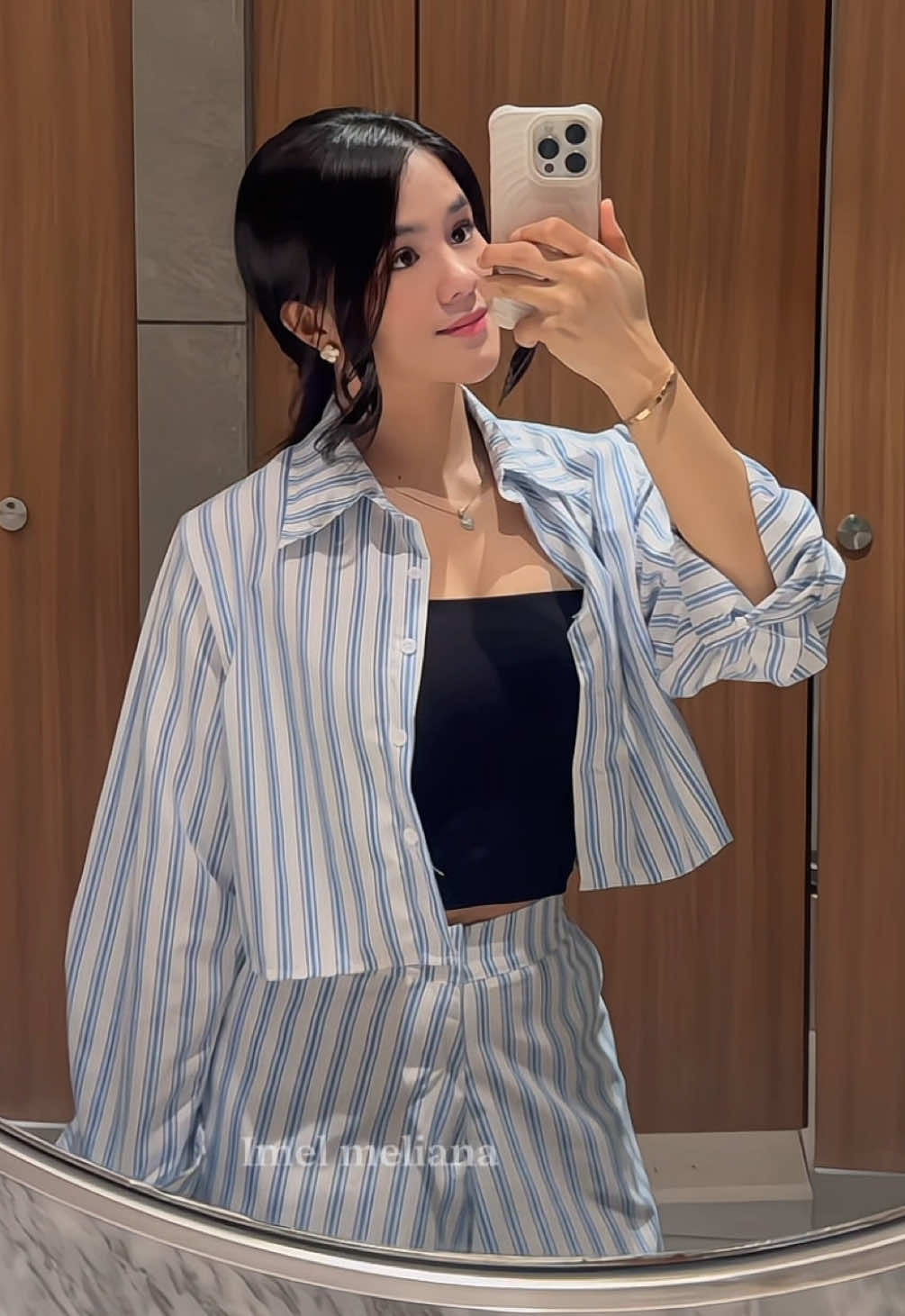 Suka banget sama vibes clean & fresh dari one set ini! Cocok buat casual hangout atau jalan santai 💙🤍 #oneset #onesetwanita #setelanwanita #grwm #outfitideas 