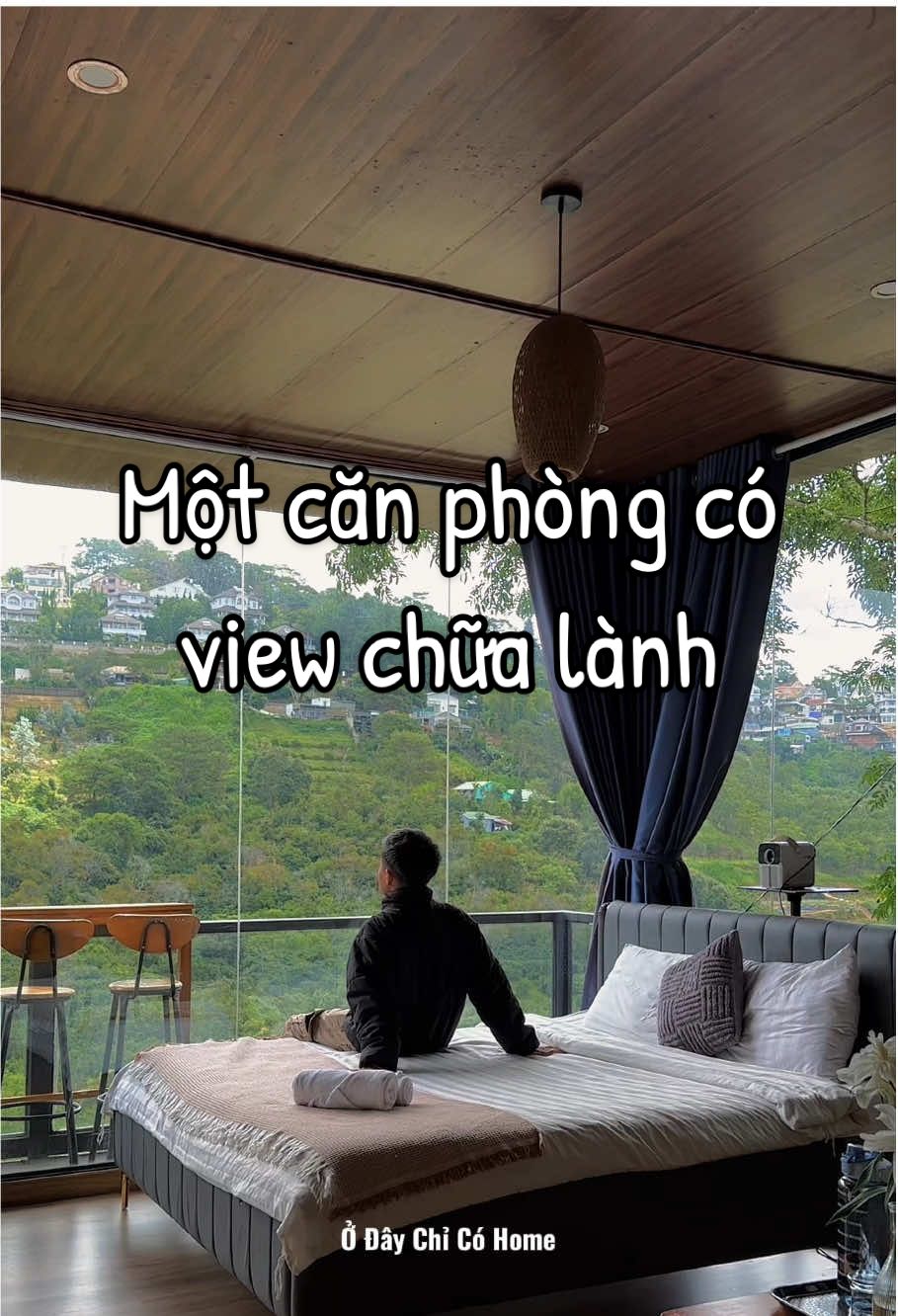 Có view, có bồn tắm, có máy chiếu, có máy lạnh, có ban công, nghe tiếng mưa tất cả có trong căn phòng này. #dalat #homestaydalat #khachsandalat 