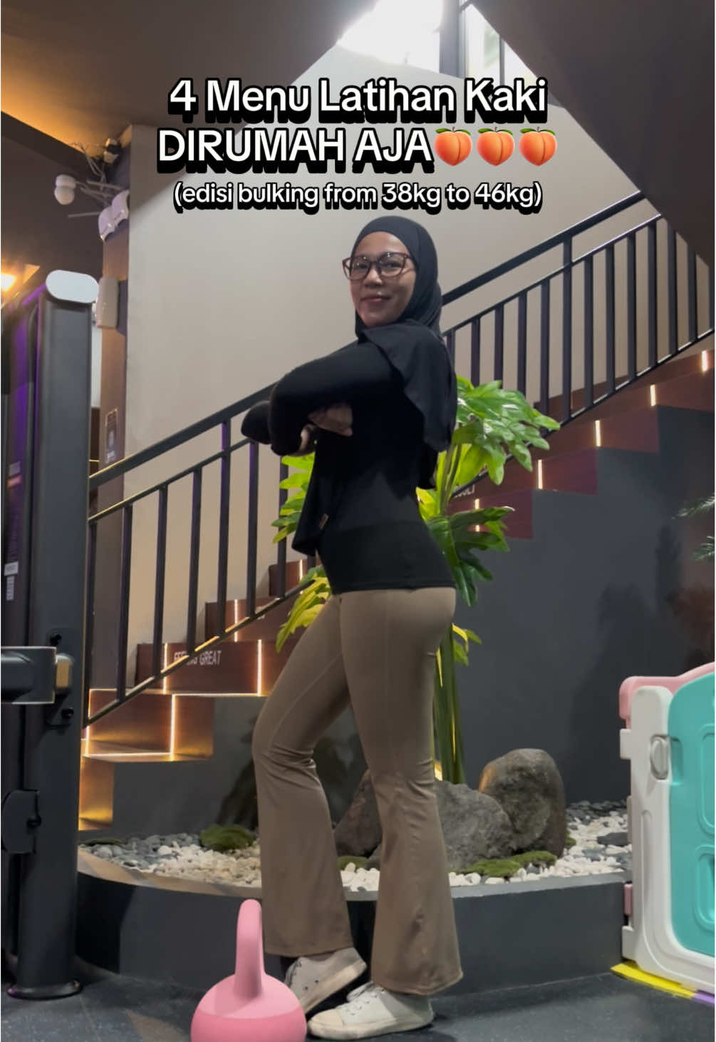 cobain dan rasain sendiri hasilnya‼️ ini salah satu alat olahraga favorite aku dirumah, karena sat set dan ga makan tempat🧡🍑 #angkatbebandirumah#softkettlebell#softkettlebellkout #glutestips #olahragadirumah 