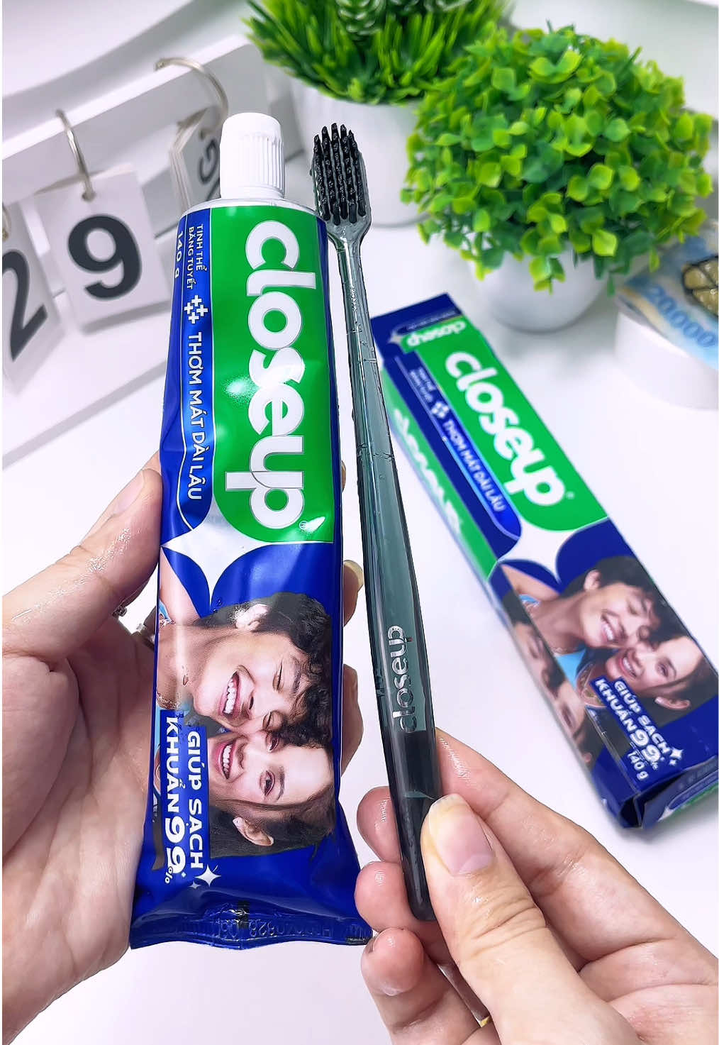 Kem đánh răng Closeup thơm mát bạc hà tinh thể băng tuyết nè . Kèm cả bàn chải lun là đúng bộ #closeupvn #4tangthommat #HợpTáccùngUnilever #closeup #kemdanhrang 