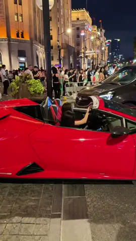 Lần đầu gặp một cô gái Thượng Hải xinh đẹp như vậy, lại còn biết lái Lamborghini Tecnica phiên bản mới - siêu ngưỡng mộ #LamborghiniTecnica 