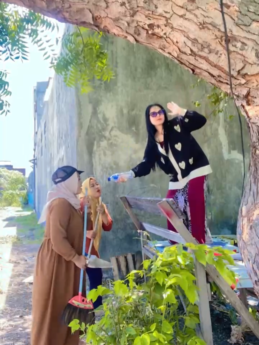 Sudah siap menyanyi semua 🎤🤣@dephdeph29 @PUTRI RAHAYU🎤 @lindhasari  #viraltiktok #fyppppppppppppppppppppppp #emak2hits #hiburan_kocak #kontenbarengbestie 