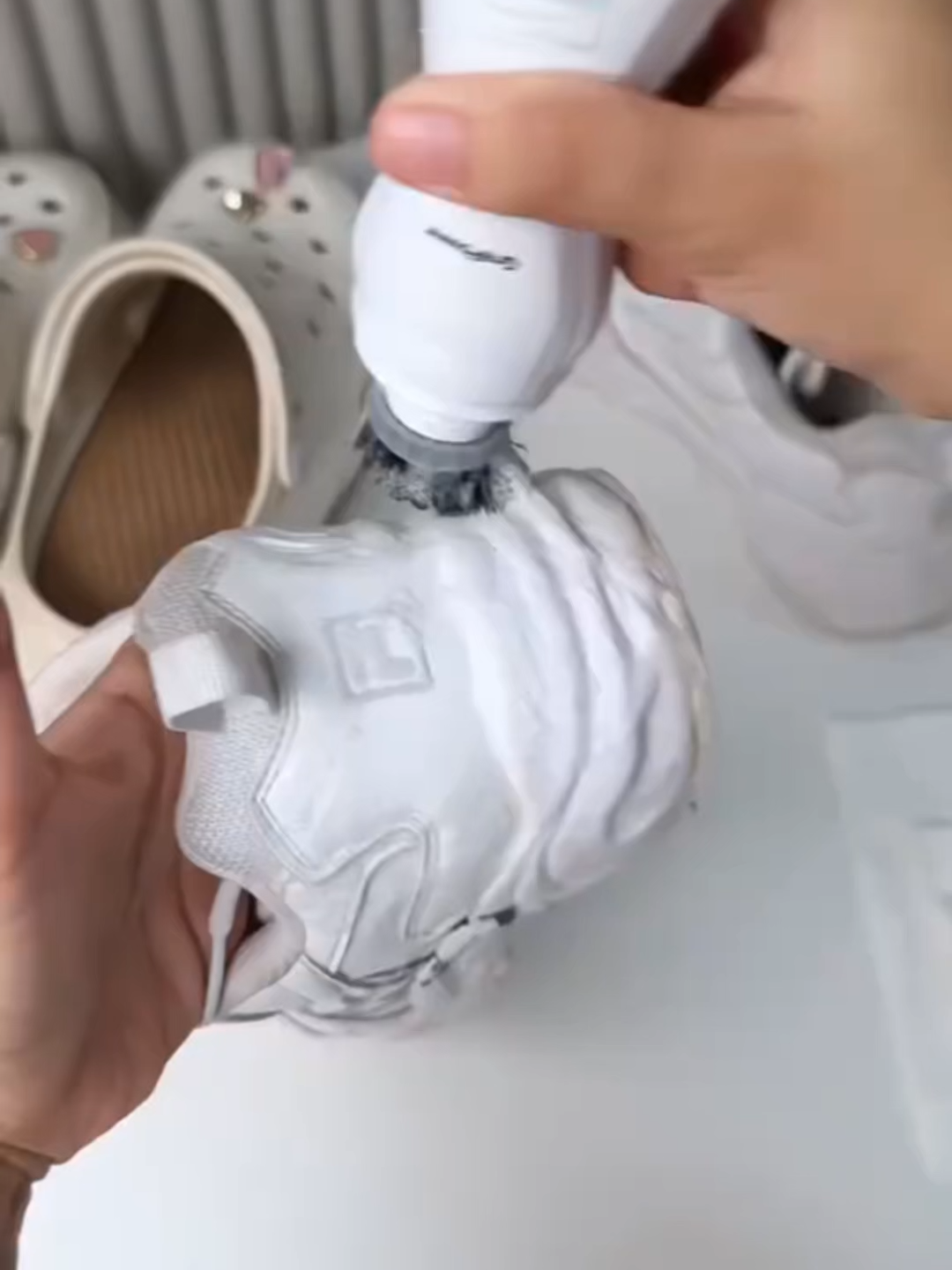 Marumi ba ang sapatos mo? Huwag mag-alala, halika at subukan itong panlinis na walang tubig, na madaling linisin nang hindi naglalaba. Ito ay magiging sobrang malinis pagkatapos maghugas nang hindi nasaktan ang iyong mga kamay. Halika at bilhin ito, bumili ng isa libre ang isa ngayon#fyp #tiktok #sapatos #shoe