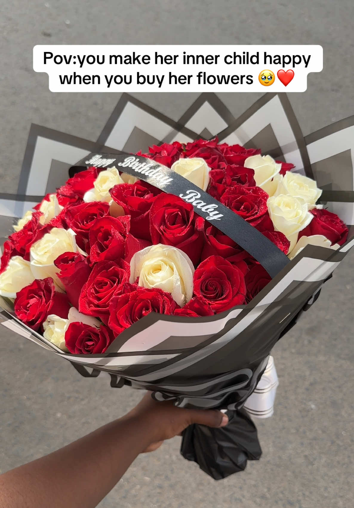 Definitely channel her inner child with a bouquet of flowers .WhatsApp to order 0742.286.231 #flowertok #flowers #foryoupage #trendingsound 