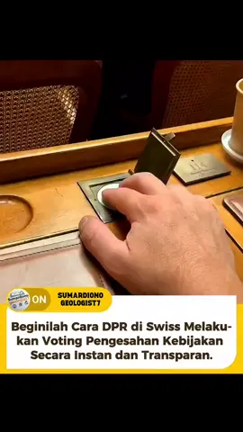 Di Swiss, proses pengesahan kebijakan dilakukan dengan sistem voting digital yang super cepat dan transparan. Setiap anggota parlemen cukup menekan satu tombol di meja mereka, dan hasilnya langsung ditampilkan secara instan untuk publik. Metode ini tidak hanya mempercepat pengambilan keputusan, tetapi juga menjamin keterbukaan dan akuntabilitas. Sistem seperti ini membuat masyarakat dapat memantau proses demokrasi secara real-time, menjadikan Swiss salah satu contoh terbaik dalam penerapan teknologi untuk pemerintahan yang transparan dan efisien. Bayangkan jika sistem ini diterapkan di negara lain, proses legislasi pasti akan jauh lebih efektif! #VotingTransparan #ParlemenSwiss #TeknologiPemerintahan #DemokrasiModern #InovasiPublik 