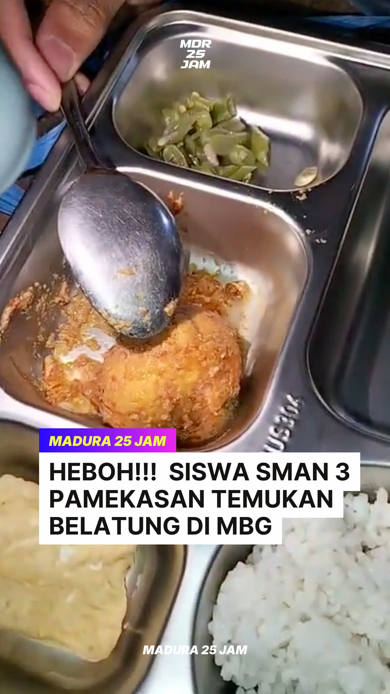 Sebuah video mendadak viral di media sosial memperlihatkan siswa yang kaget saat menemukan belatung dalam Makanan Bergizi Gratis (MBG) yang dibagikan di sekolah. Dalam video tersebut, siswa langsung mengadukan ke Presiden Prabowo: 🗣️ “Gimana Pak Prabowo, ini belatung ini… adoooh!” Lokasi kejadian diduga terjadi di SMAN 3 Pamekasan, dan kini sudah ramai diberitakan oleh berbagai media. 👉 Belum ada klarifikasi resmi dari pihak sekolah maupun dinas terkait saat video ini viral. 📌 Apakah ini hanya kejadian sekali atau ada kasus serupa di tempat lain? 🔔 Follow @madura25jam untuk update viral & berita lokal Madura setiap hari! #Madura25Jam #MBGMadura #MaduraViral #BeritaMadura #SMAN3Pamekasan         