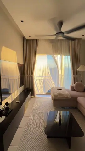 Ada yang suka vibes macam ni? Tingkat 43, bayangkan angin petang bertiup… sambil hirup air bandung laici macam tengah bercuti walaupun kat rumah sendiri. #vistadanaukota #Home #airbnb #decoration #kualalumpur 