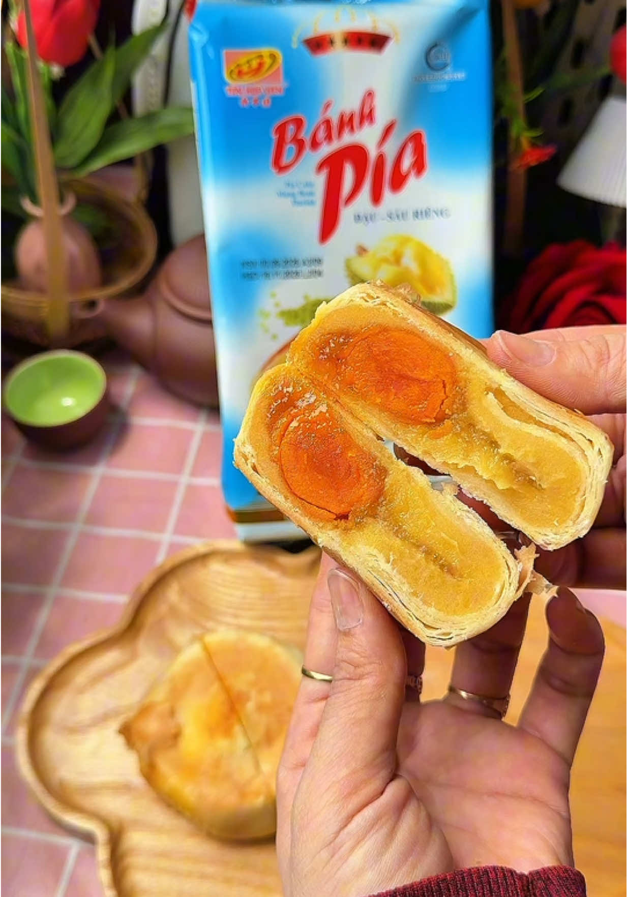 Banh pín Tân Huế viên đặc sản sóc trăng. Vỏ banh mềm dẻo bên trong có đậu xanh Sầu riêng và 1 lòng đỏ trứng muối . Ăn thơm ngon lắm cả nhà ơi #co5giadung #banhpia #banhpiatanhuevien #banhpiasoctrang #anvat  @cô 5 gia dụng  @cô 5 gia dụng 