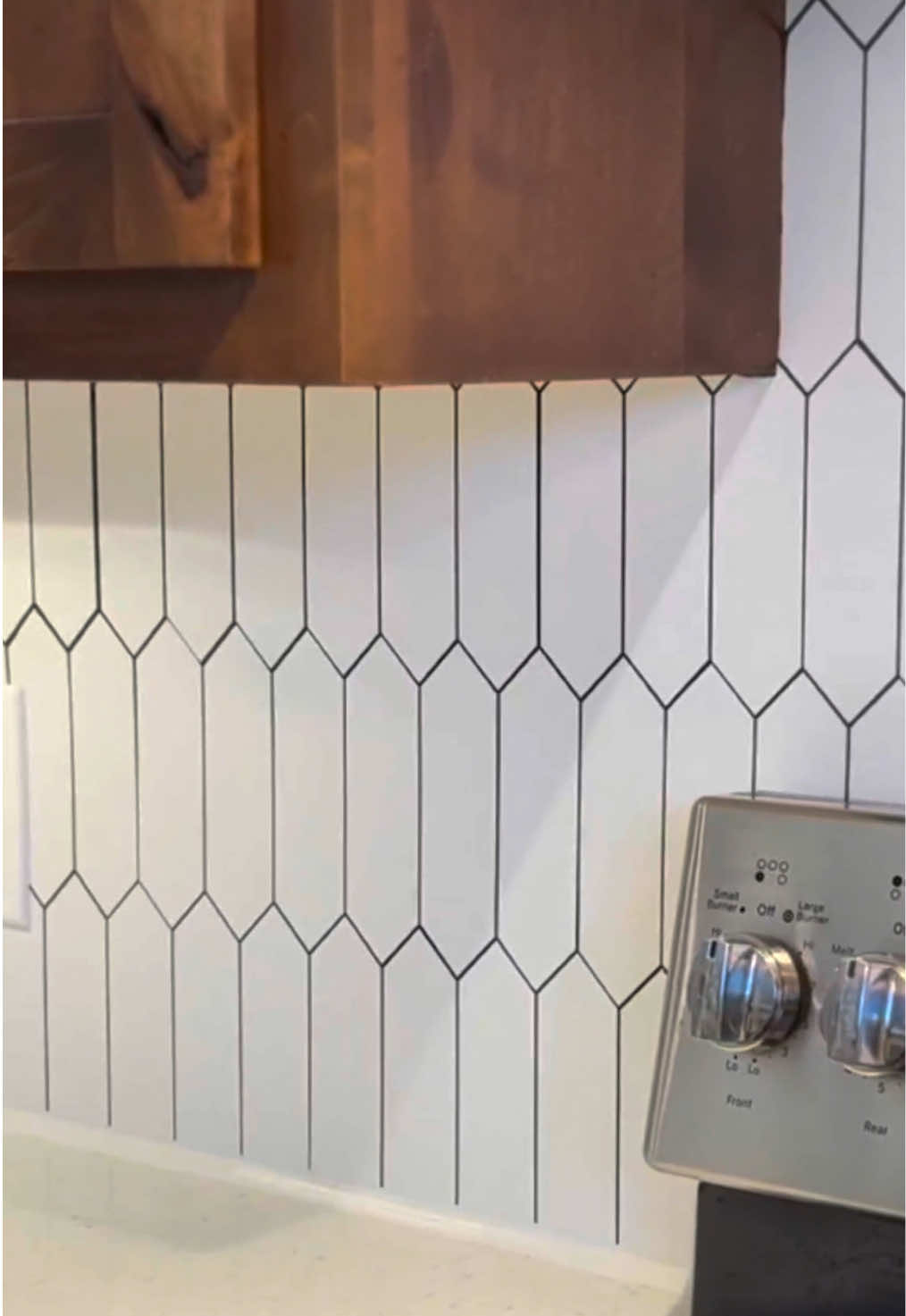 #stickgoo #peelandsticktile #backsplashtile #DIY #peelandstickbacksplash #fypage #kitchenbacksplash #kitchendecor #homeimprovement 