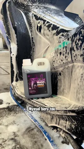 Shampo Wash & Wax dengan sensasi aroma anggur 🍇 bikin mood jadi happy #SabunCuciMobil #sabuncucikendaraan #shampowashandwax #motoglitzwashandwax 