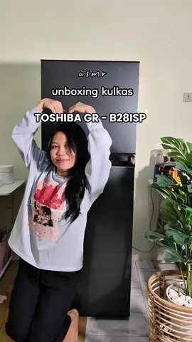 Guyss, makasih sarannya kemarin sangat membantuu🫶🏻 setelah wara wiri dan menimang nimang. AKHIRNYAAA aku udah beli kulkasnyaaa, ada yang pake kulkas @Toshiba Lifestyle Indonesia juga gakk? Buat yang lagi cari kulkas siapa tau bisa dijadikan rekomendasi yaa . Mari kita unboxing #unboxing #kulkas #homeliving #dailyvlog #anakkost 