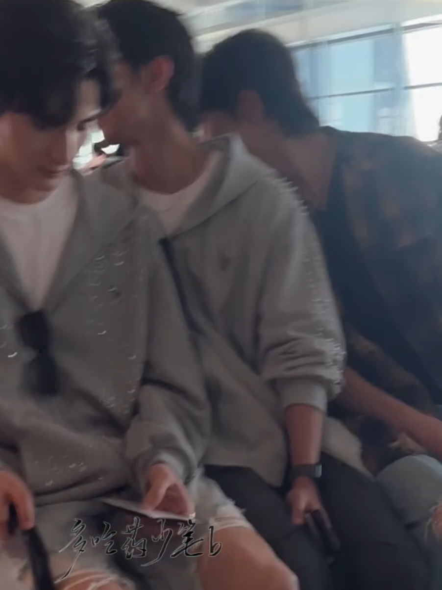แล้วฉันต้องโฟกัสคู่ไหนก๊อนนน คู่นึงก็นั่งเบียดกัน อีกคู่ก็ก็โน้มไปยิ้มให้กันยู่ววววววว #abodesire 