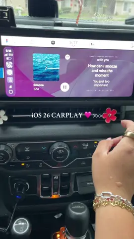 iOS 26 is for my pink girliesss 💖  #ios26 #carplay #car #fyp #Lifestyle @apple @Jeep 