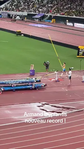 Les records du monde du saut à la perche sont actuellement détenus par le Suédois Armand Duplantis, qui a franchi 6,30 m le 15 septembre 2025 lors des championnats du monde à Tokyo et par la Russe Yelena Isinbayeva, qui a franchi 5,06 m le 28 août 2009 lors du meeting Weltklasse de Zurich, en Suisse'. Record du monde du saut à la perche. #recorddumonde #sautalaperche #athletisme #champion 
