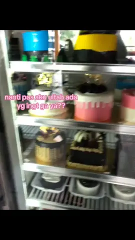 untuk teman teman ku  jangan lupa ultah ku ya 9 November ☺️