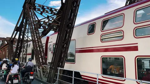 Mặc dù đã được trải nghiệm chuyến tàu 5 Cửa Ô - The Hanoi train rồi nhưng cảm giác đi bộ để ngắm đoàn tàu chạy trên cầu Long Biên thật hạnh phúc 🫶❤️🇻🇳🤗