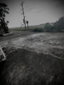 最痛的距离，不是天各一方，而是近在咫尺却无法拥抱。 