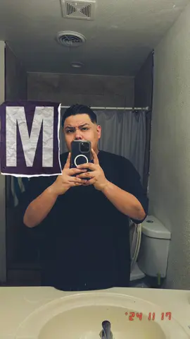 No necesito fotógrafo, solo un espejo y flow de sobra 😎😂 #MirrorCheck #SelfieTime #Fyp #juniorh #Dallas 