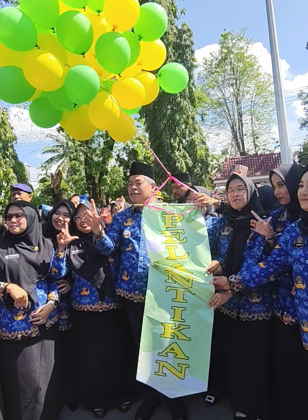 Momen Bupati Lahat Bursah Zarnubi dan Wakil Bupati Widia Ningsih, SH. MH., melepas balon ke udara bersama para ASN PPPK yang baru dilantik, Jum'at (19/09/25).  Pelepasan balon ke udara tersebut sebagai simbol bahwa pegawai PPPK yang baru menjalanin pelantikan boleh menggapai cita-cita setinggi langit. 