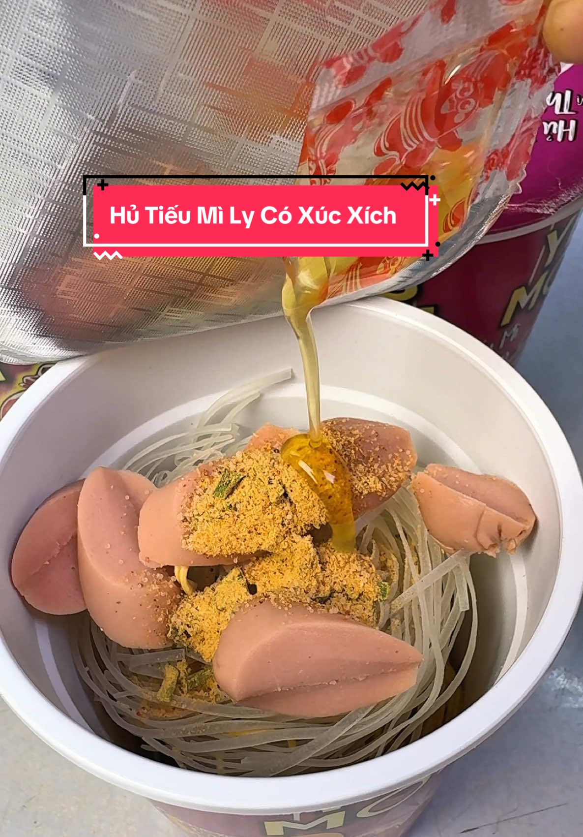 Cái này là trong một thùng có 24 ly mà một ly có hủ tiếu, có mì còn có thêm cây xúc xích ##mukbang##bepcuagiao##hutieumi##hutieumily##hutieumilyyesmom##thienhuongfood
