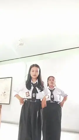 Siapa bilang anak RPL cuma ngetik kode? Lihat pas pensi… kodenya berhenti, kakinya yang nari 🎶😄#rpl#smk17muncar#ppdb2026_2027 