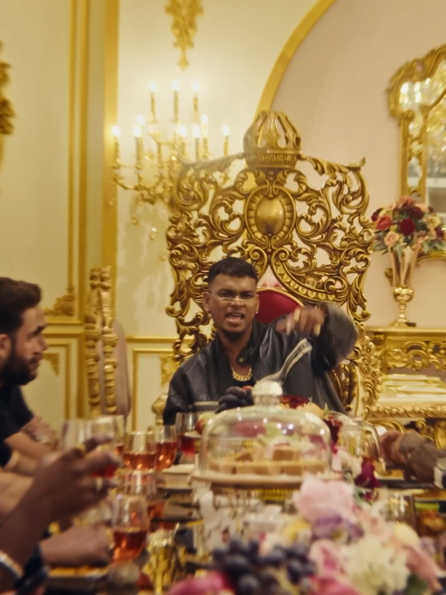 Ooru ooraa porukkum car le naalu peru 💥 - #KaruppuCar music video is out now  #dinesu #asalkolaar #thinkindie  @bankrollsyoung 