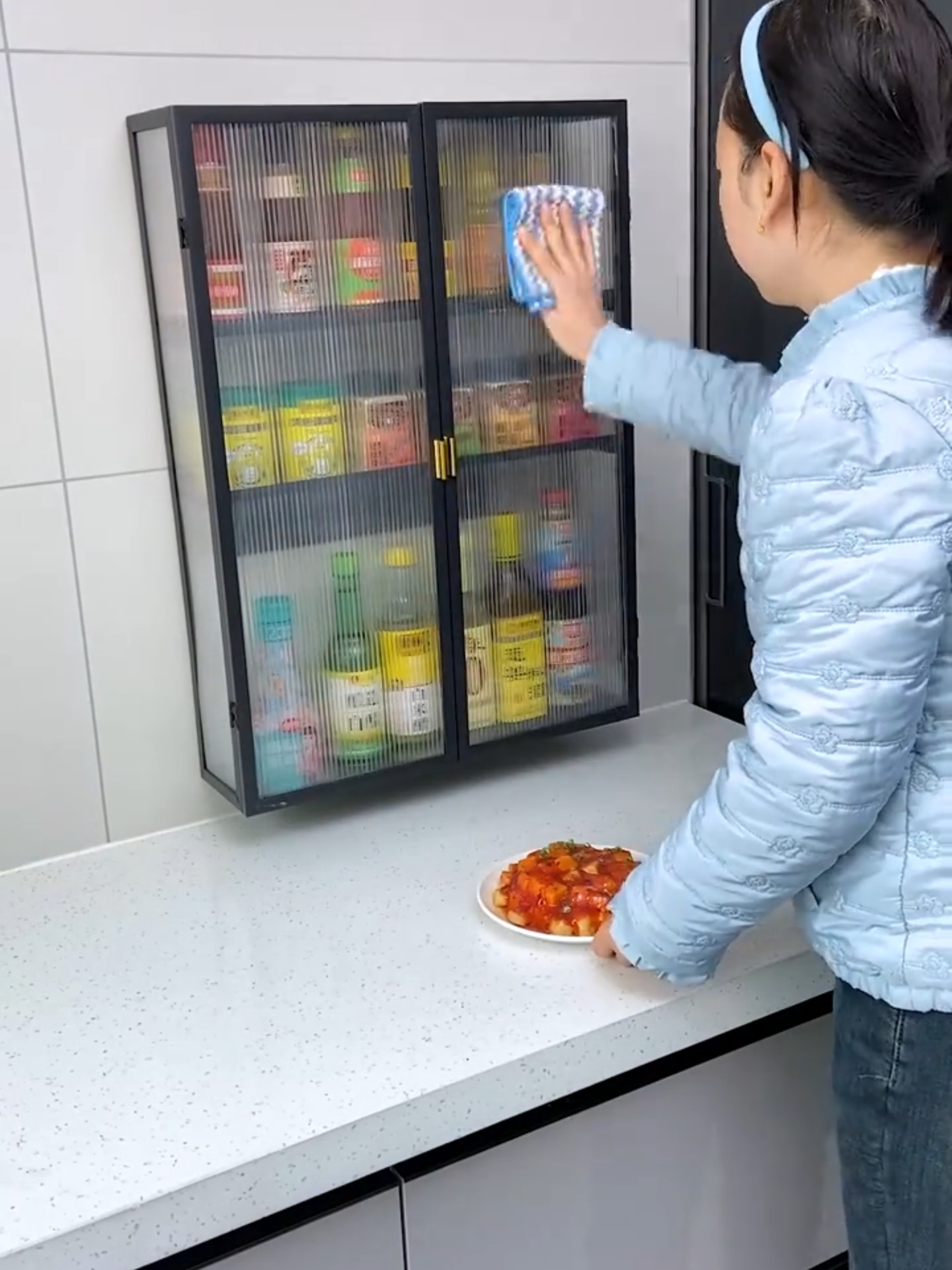 Kệ treo tường để gia vị thông minh. #giadungthongminh #dogiadungtienich #kegiavinhabep