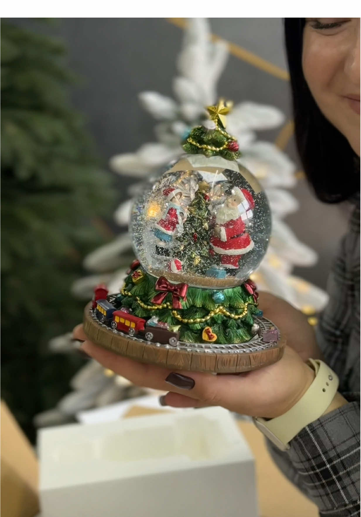 Водяна музична куля🪩 З новорічним декором 🌲 Ялиночкою та поїздом який їздить навколо кулі 🚞 Ця куля стане ідеальним подарунком як для дітей так і для дорослих 😍 Подарить казкову різдвяну атмосферу. 💥 Розмір кулі 18см  А замовити Ви можете написавши нам в інстаграм @eler.plys