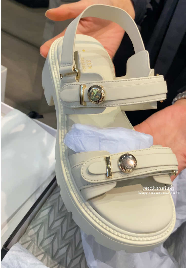 #lyn #รองเท้าlyn 