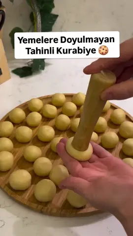 Pastane Lezzetinde❗️Yerken Saymayı Unutturacak❗️En Lezzetli Tahinli Kurabiye 👌 @farkli_yemek_tarifleri  Youtube kanalıma ekledim Farklı Yemek Tarifleri yazarak  kanalımda izleyebilirsiniz ,  ücretsiz Abone olabilirsiniz 🎉 Tarif isteyenler yoruma bir kalp 💜rica edebilir miyim? Denemek isteyenlere şimdiden afiyet olsun 🌸 Malzemeler 250 gr katı yağ 1 su bardağı pudra şekeri  1 tane yumurta  1 çay bardağı sıvı yağ  4 buçuk su bardağı un 1 paket şekerli vanilin (5 gr) Yarım paket kabartma tozu (5 gr) Tahin Şeker Fındık parçacıkları