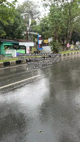 mau ga berteduh basah, kalo berteduh kebanjiran. #samarinda #hujan #banyakrezeki #keluyuran 