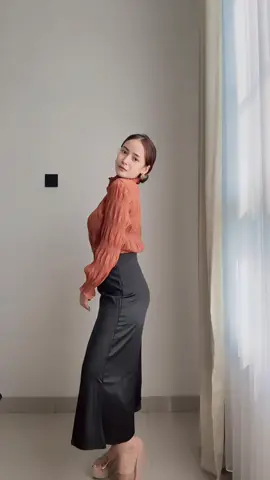 Wrinkles blouse ini tuh definisi effortless chic ✨ Dipadukan sama rok duyung satin, look-nya langsung jadi anggun tapi tetap santai. Bahannya jatuh, detail wrinkle-nya bikin keliatan manis tanpa perlu banyak aksesoris. Tinggal tambah heels atau flat shoes, udah siap buat hangout atau acara semi formal 💕 #blousewanita #ootdwanita #fashiontiktok #styleinspo #MissaylanTryOn